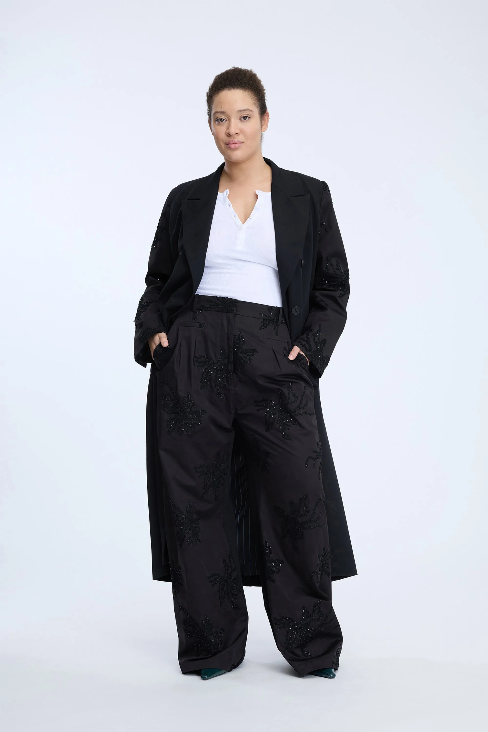 RAYMOND - BLACK sold by Munthe