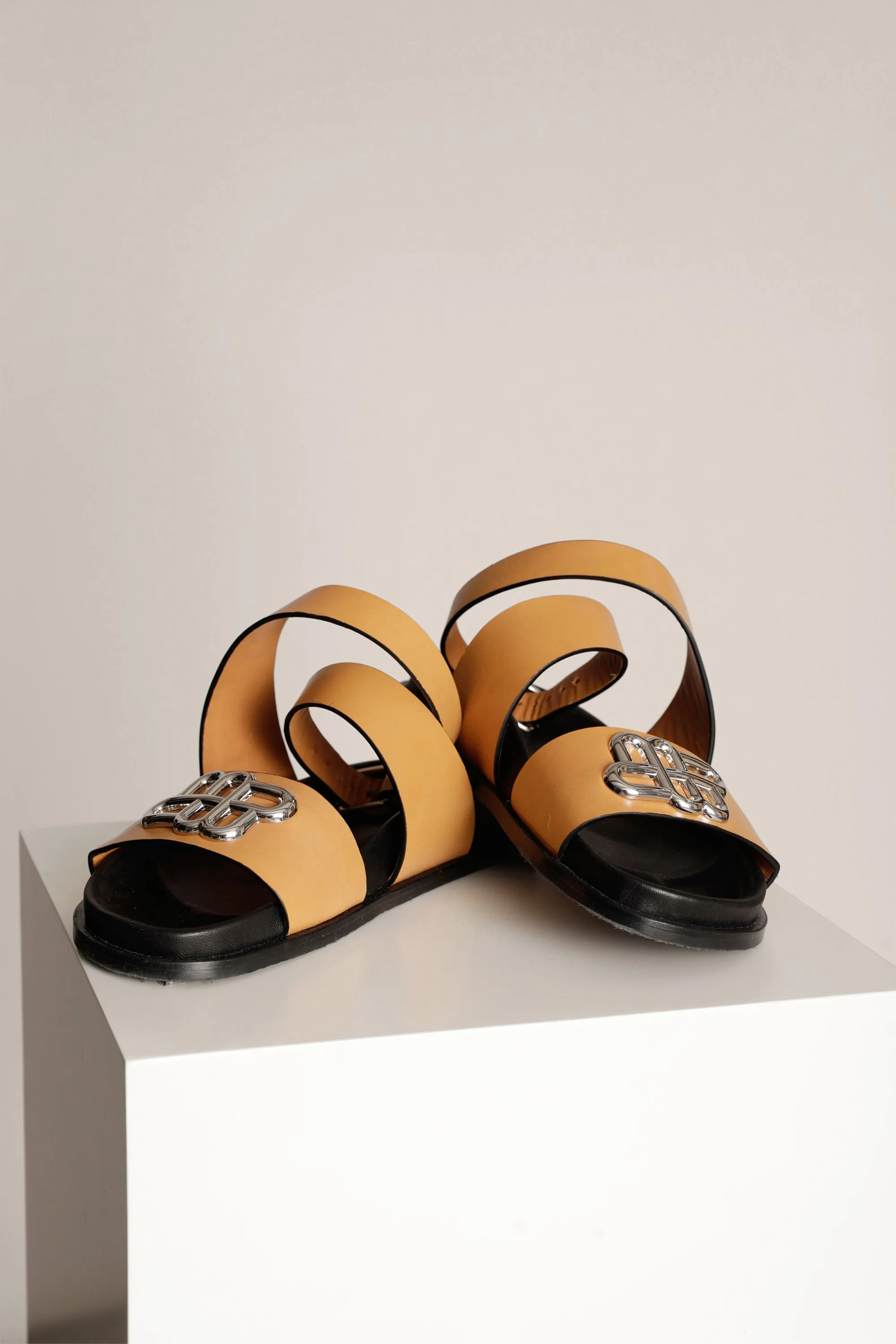 MARKET - CAMEL sold by Munthe