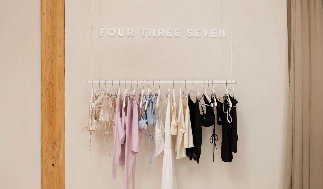 LA SUMMER SHOWROOM sold by 437