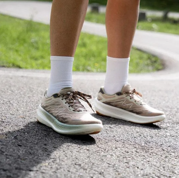 WOMEN'S FUSION 4.5 HIVO - DOESKIN / PLUM KITTEN sold by Karhu product image thumbnail 2