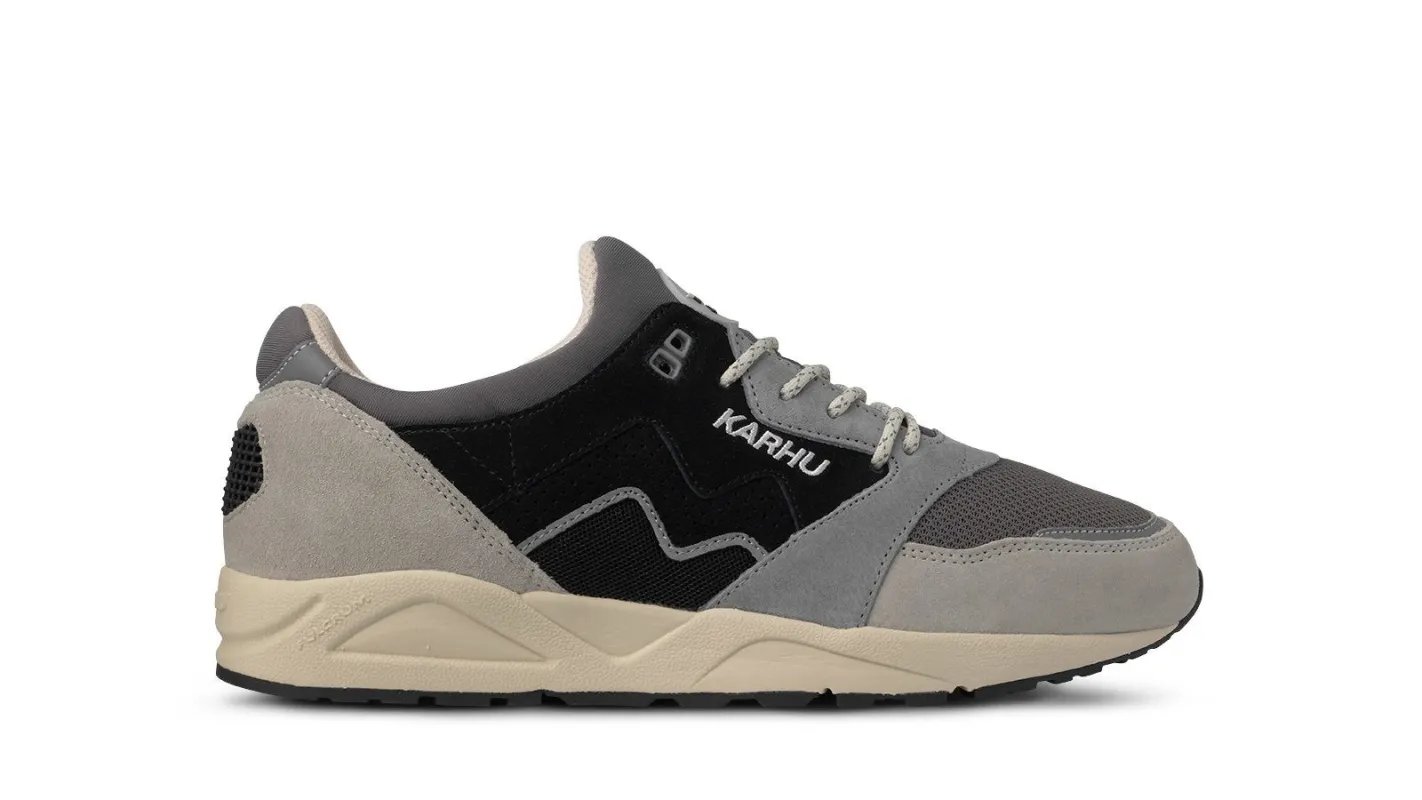ARIA 95 - DAWN BLUE / JET BLACK sold by Karhu