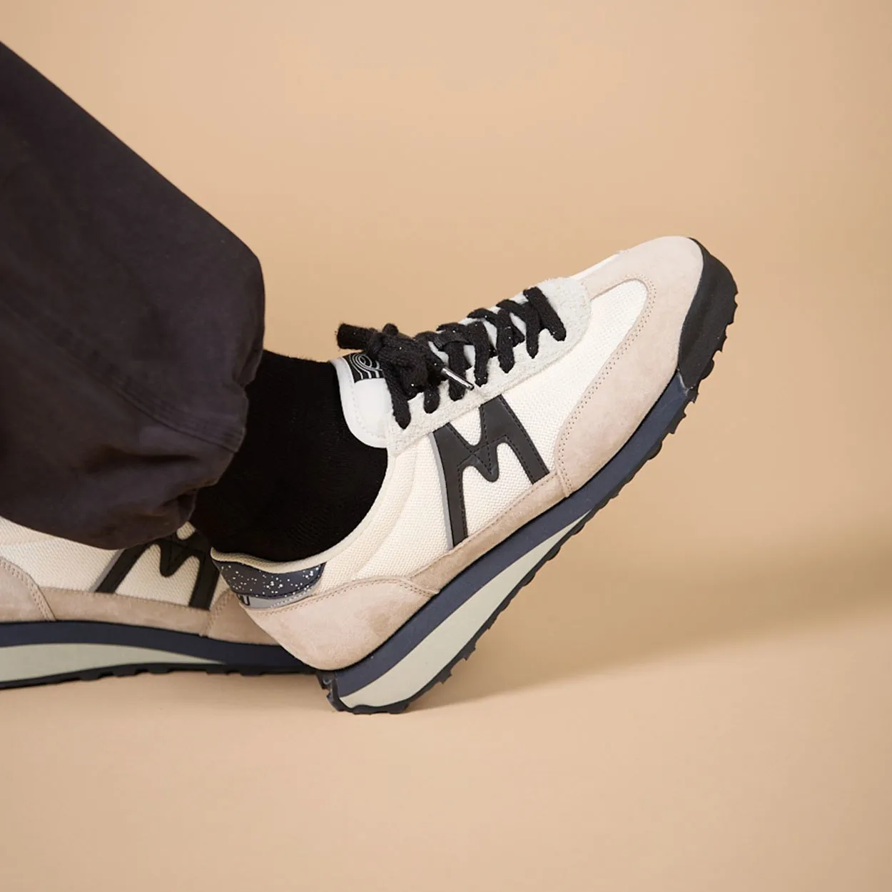 MESTARI CONTROL - SILVER LINING / JET BLACK sold by Karhu product image thumbnail 2