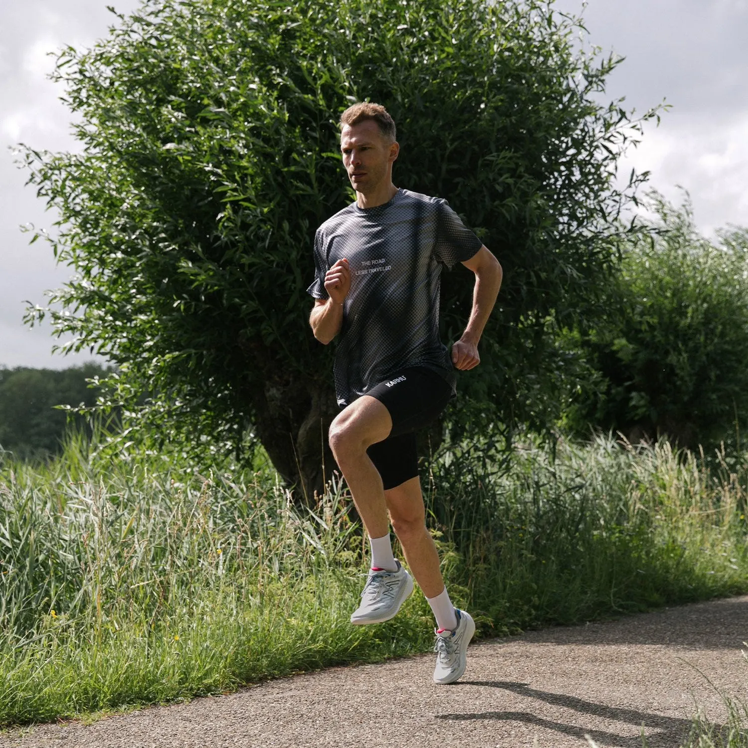 RUNNING T SHIRT MEN'S - GREY GRADIENT / WHITE sold by Karhu product image thumbnail 2