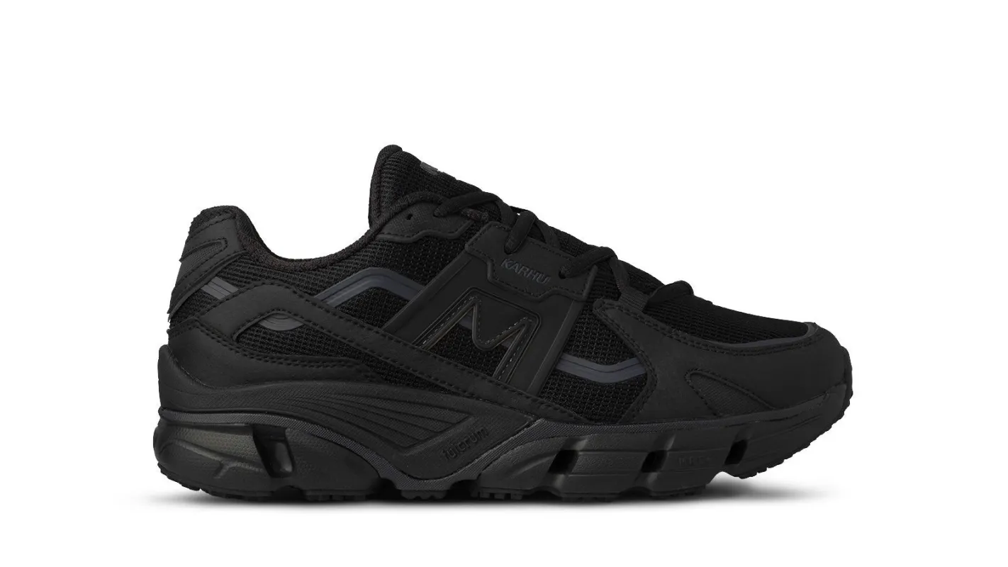 SUPER FULCRUM - BLACK / BLACK made by Karhu