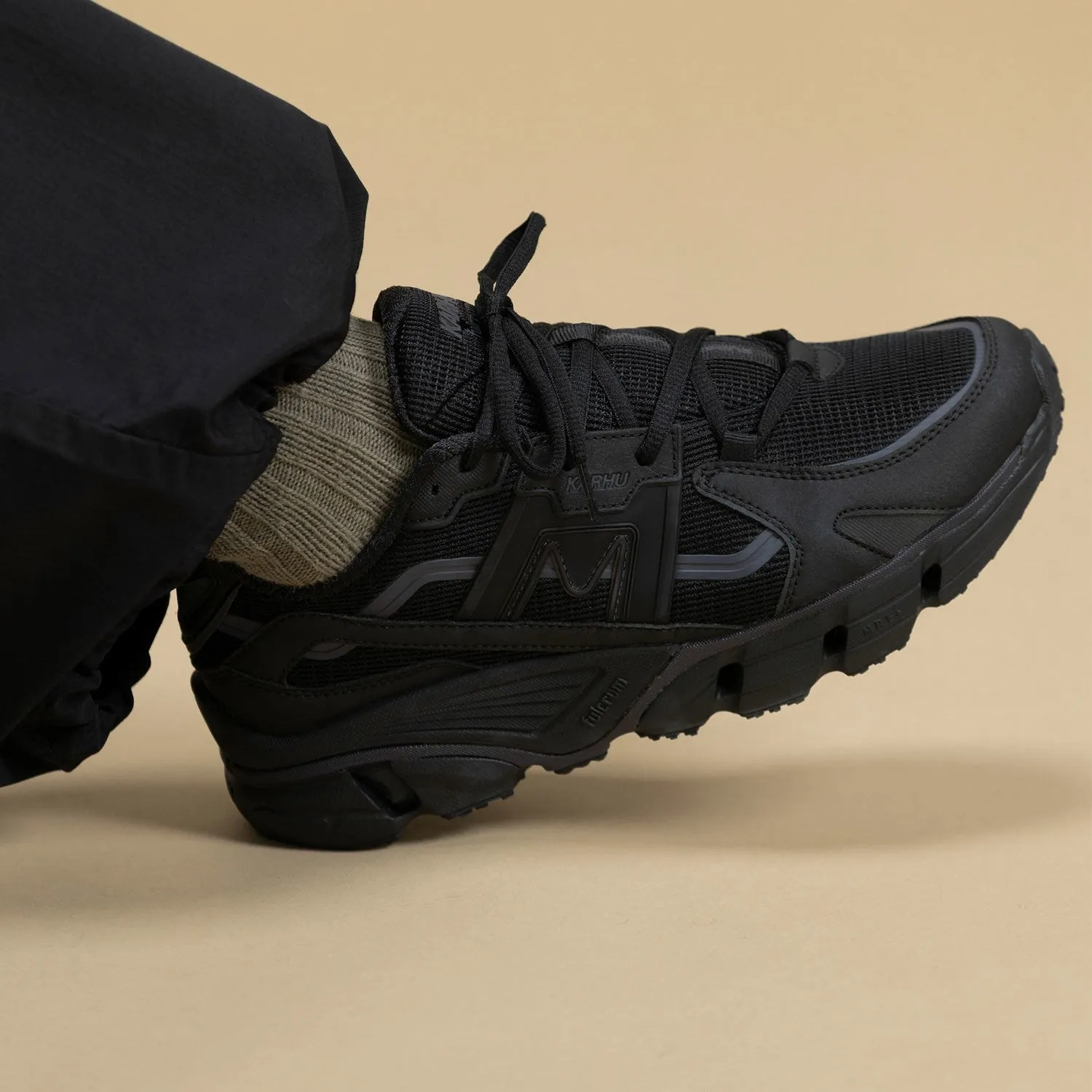 SUPER FULCRUM - BLACK / BLACK sold by Karhu product image thumbnail 2