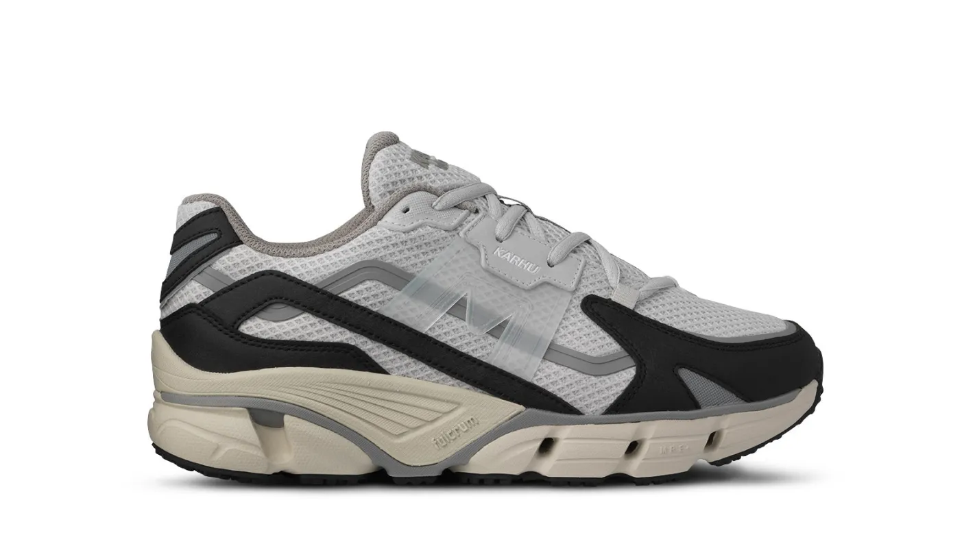 SUPER FULCRUM - JET BLACK / DAWN BLUE made by Karhu