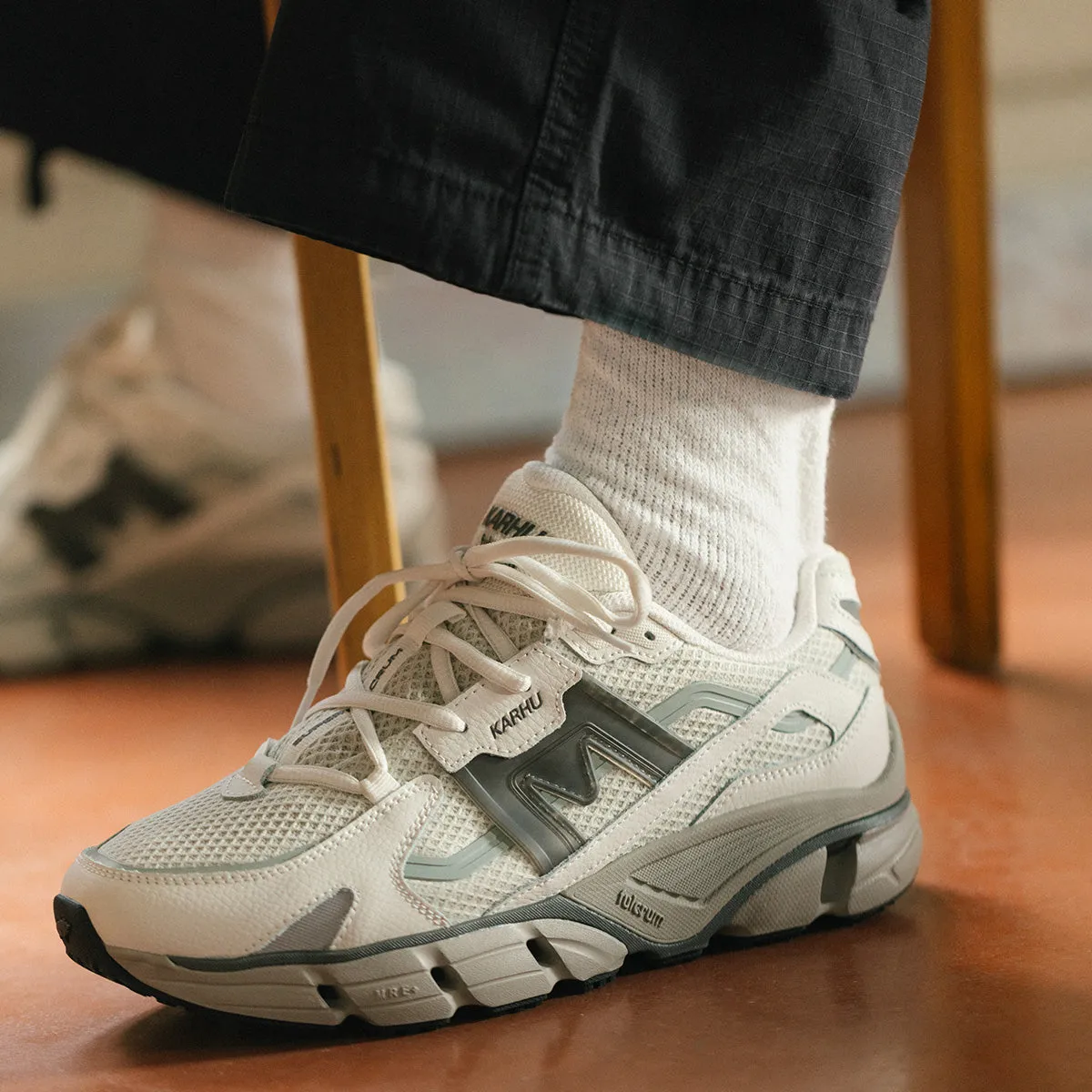 SUPER FULCRUM - BLANC DE BLANC / DARK GULL GRAY sold by Karhu product image thumbnail 2