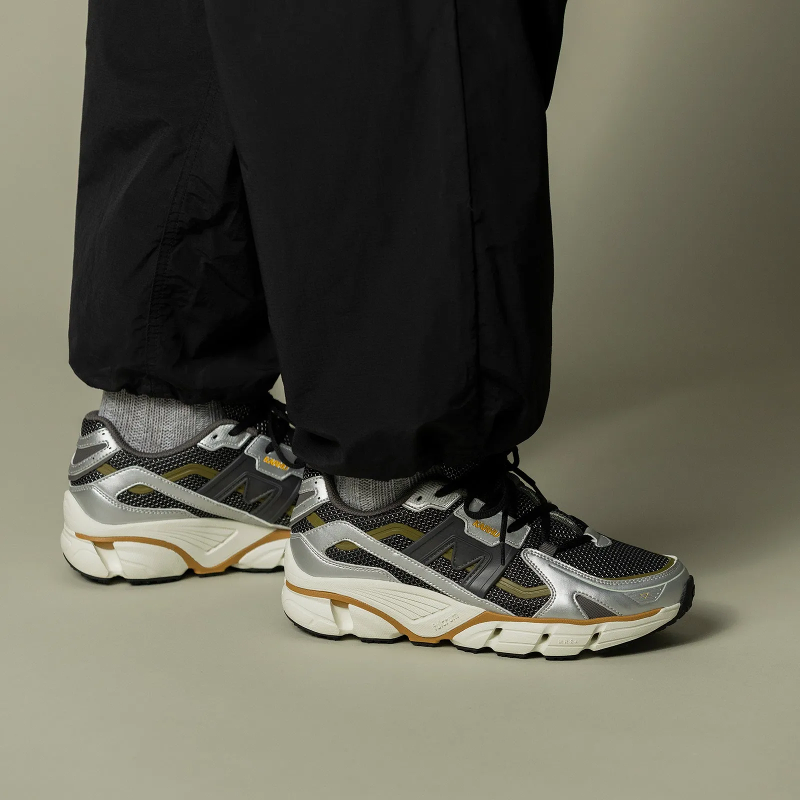 SUPER FULCRUM - SILVER / DARK GULL GRAY sold by Karhu product image thumbnail 2