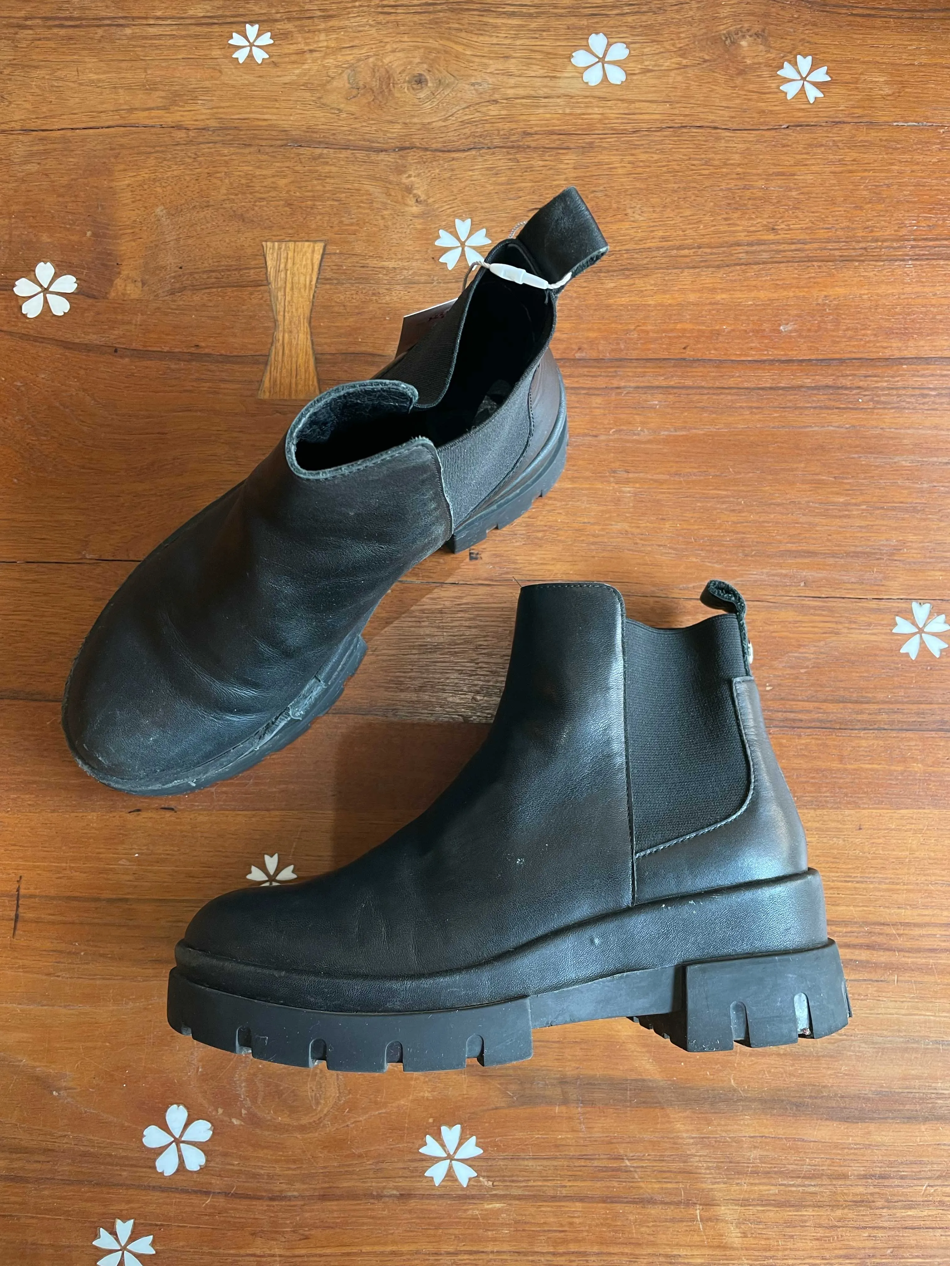 wishbone lug sole leather chelsea boot sold by Good Market Thrift Store