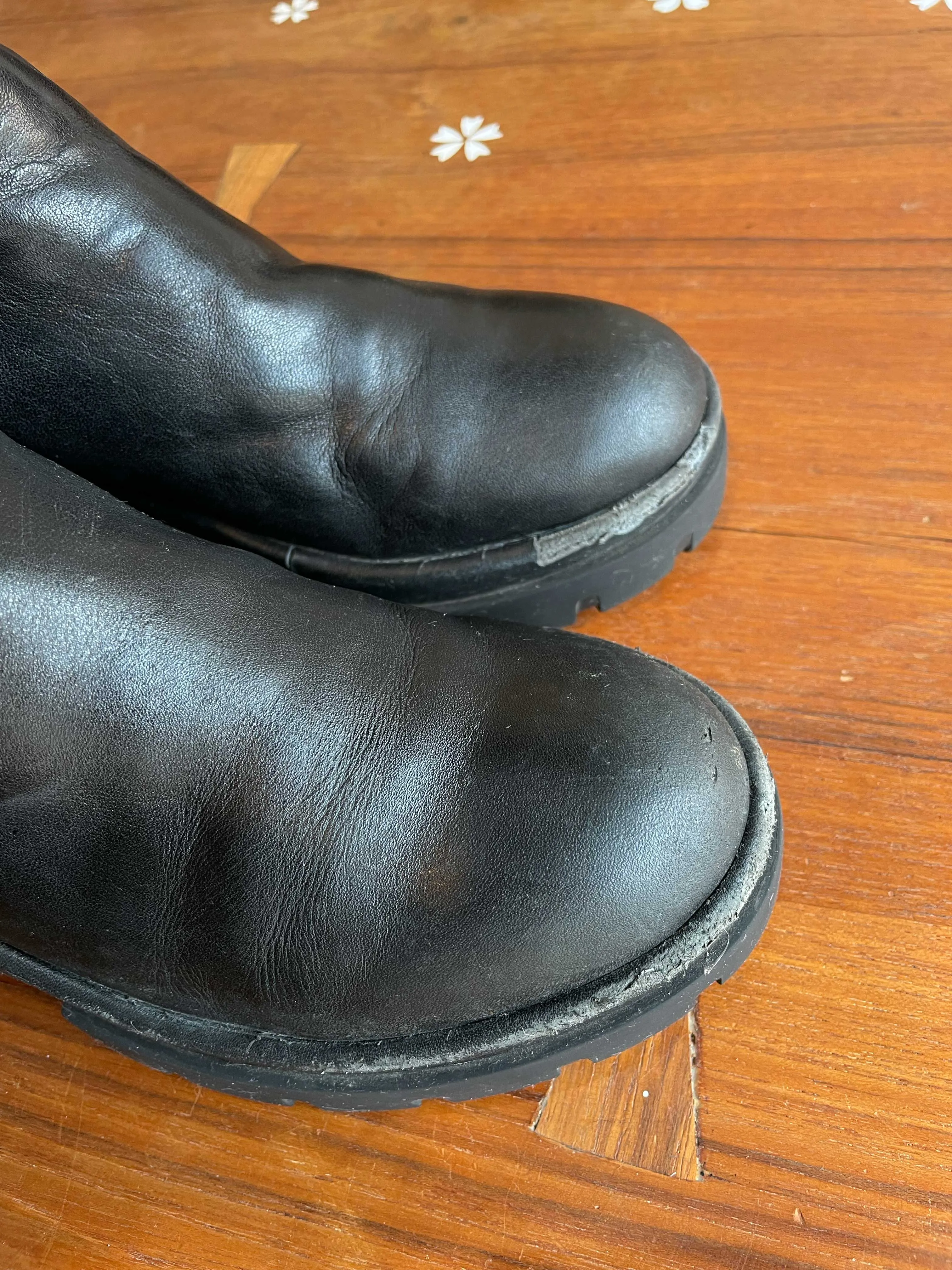 wishbone lug sole leather chelsea boot sold by Good Market Thrift Store product image thumbnail 2