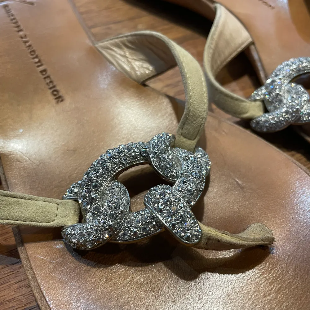 giuseppe zanotti crystal thong sandals - size 38.5 sold by Good Market Thrift Store product image thumbnail 2