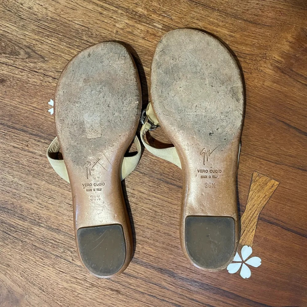 giuseppe zanotti crystal thong sandals - size 38.5 sold by Good Market Thrift Store product image thumbnail 5