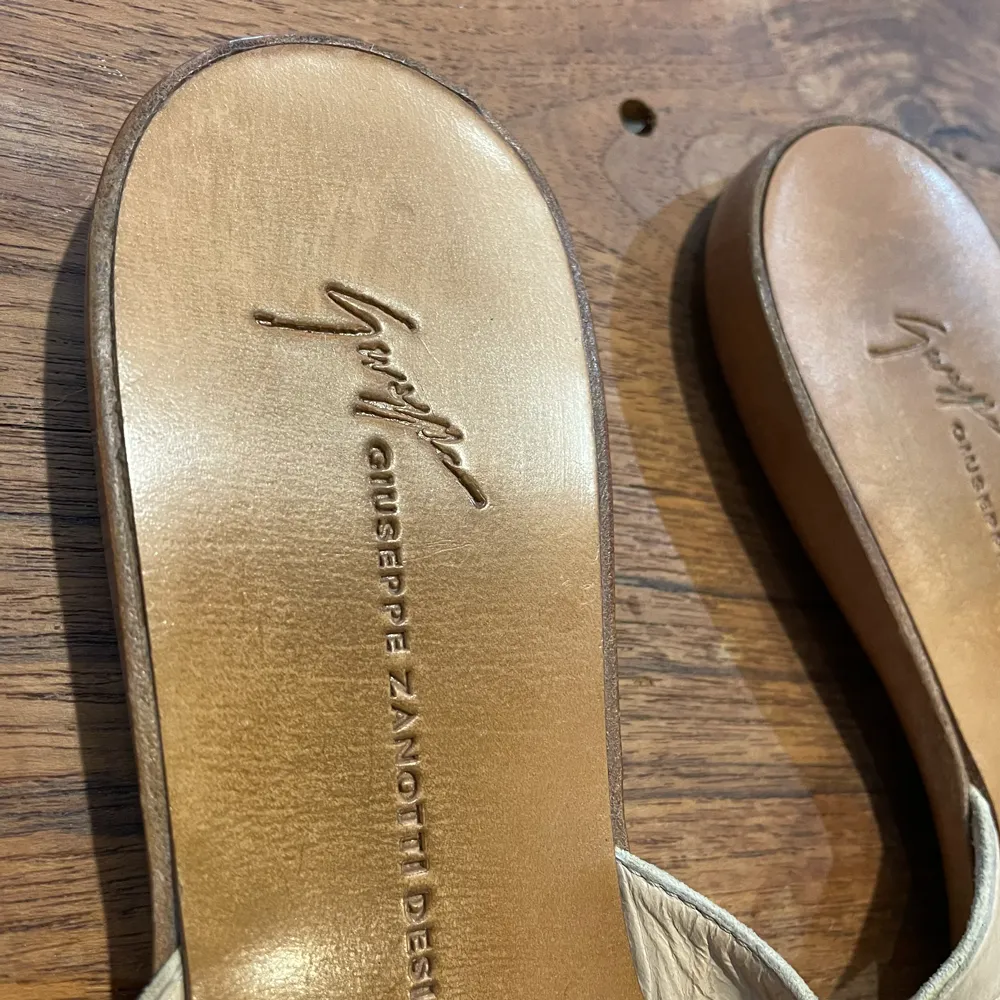 giuseppe zanotti crystal thong sandals - size 38.5 sold by Good Market Thrift Store product image thumbnail 3