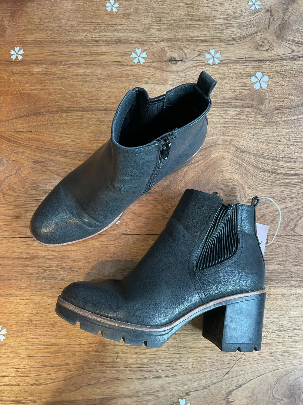 naturalizer madalynn gore heeled chelsea boot sold by Good Market Thrift Store product image thumbnail 3