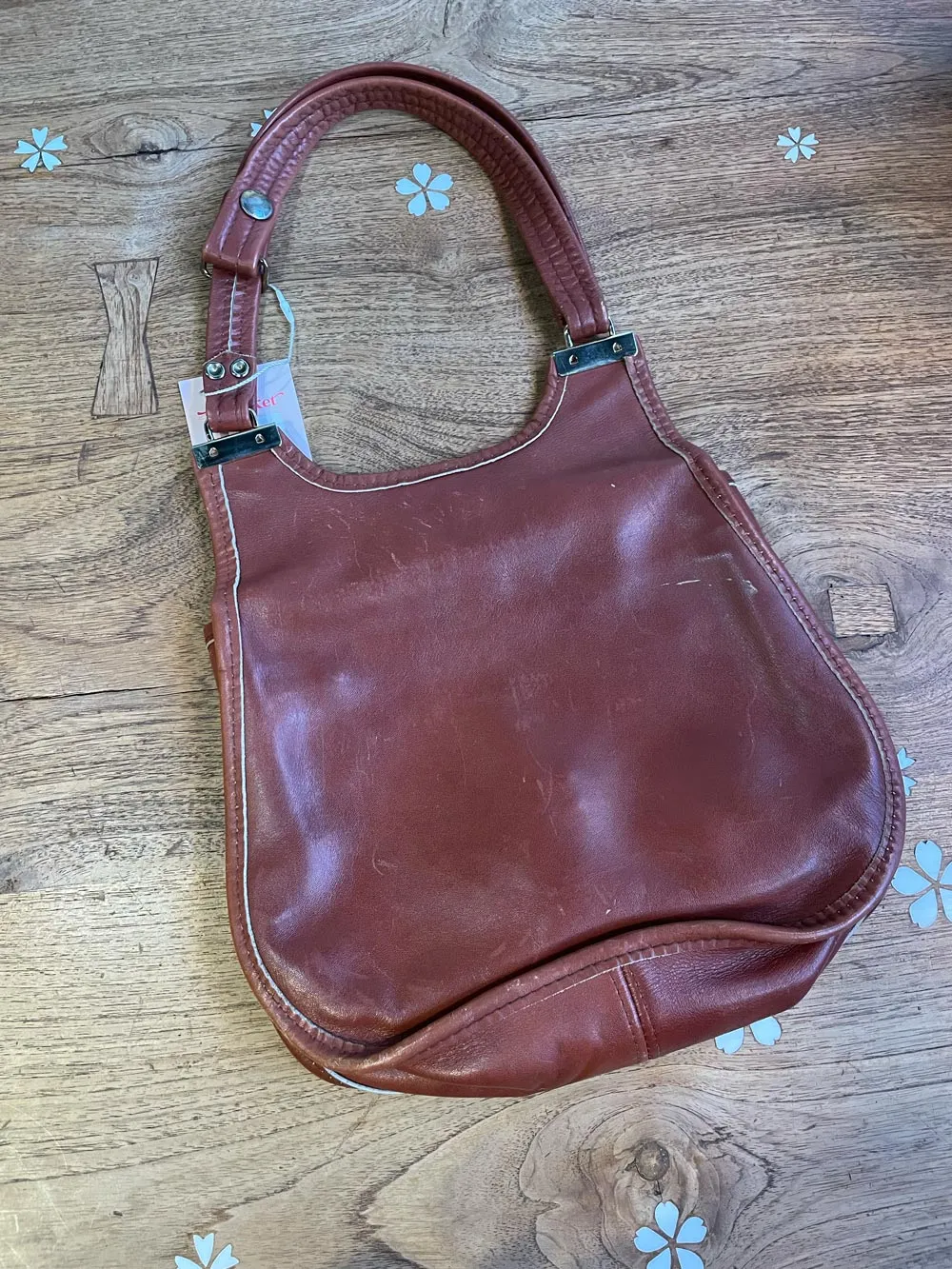 vintage turnlock saddle flap leather handbag sold by Good Market Thrift Store product image thumbnail 3