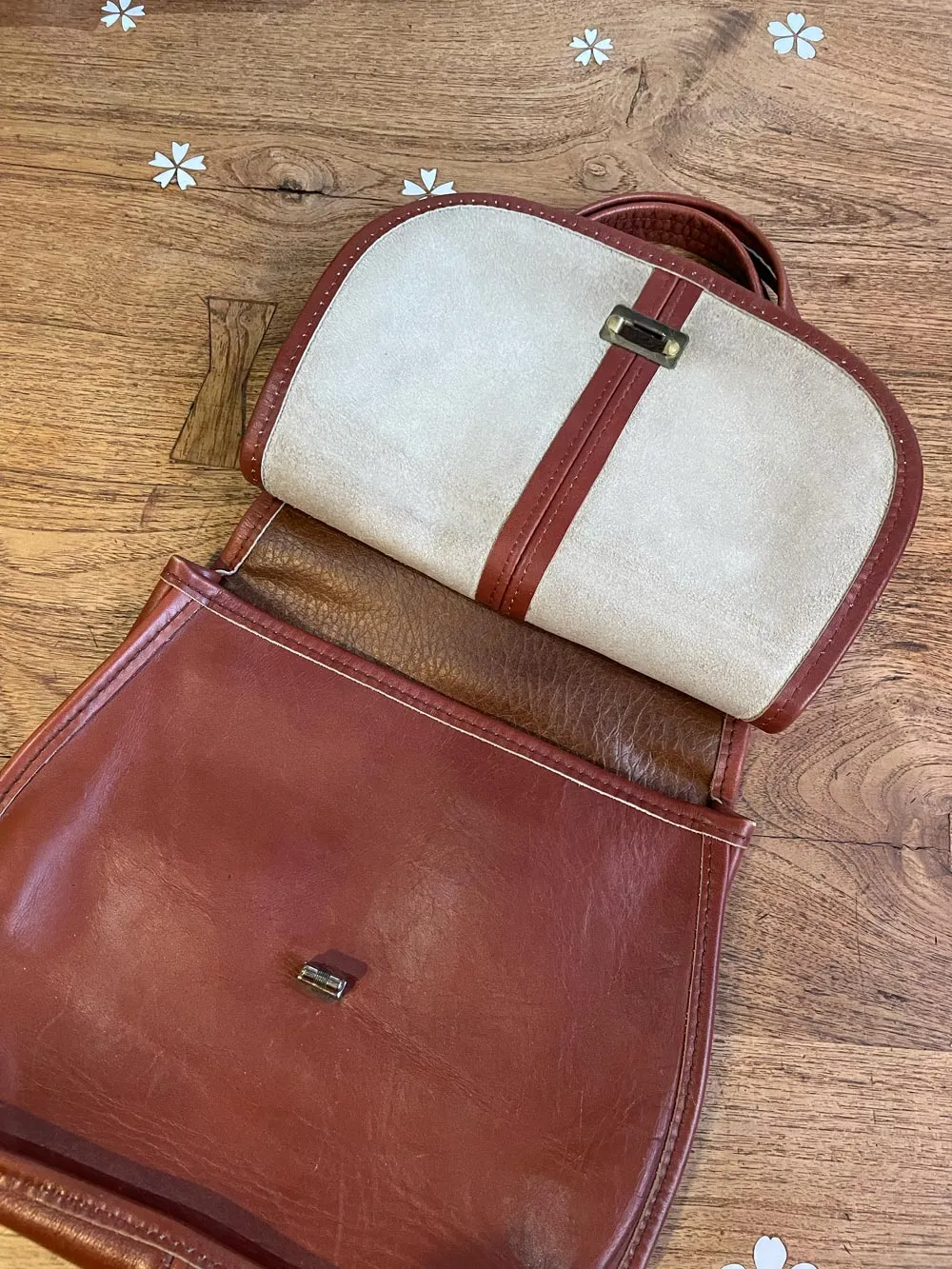 vintage turnlock saddle flap leather handbag sold by Good Market Thrift Store product image thumbnail 2