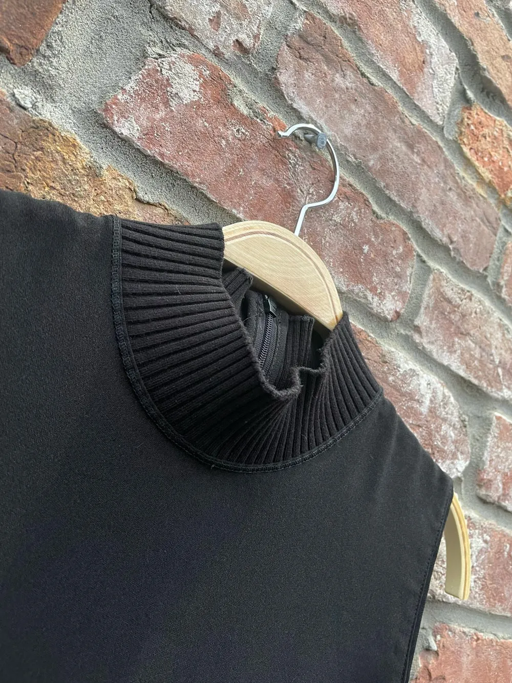 maison d'amelie ribbed neck sleeveless blouse sold by Good Market Thrift Store product image thumbnail 2