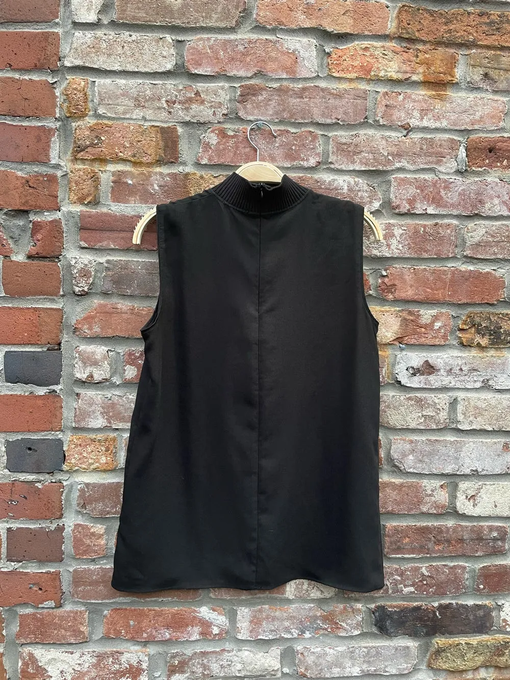 maison d'amelie ribbed neck sleeveless blouse sold by Good Market Thrift Store product image thumbnail 3