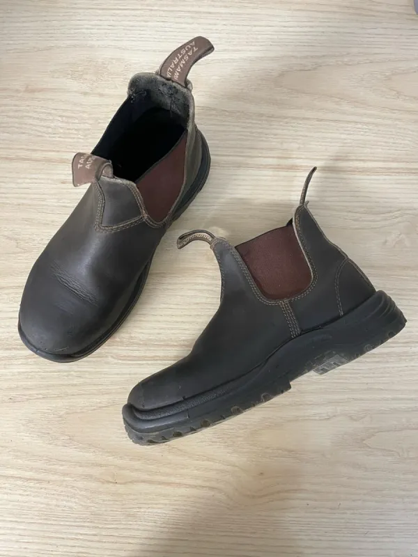 blundstone unisex round toe leather chelsea boot sold by Good Market Thrift Store