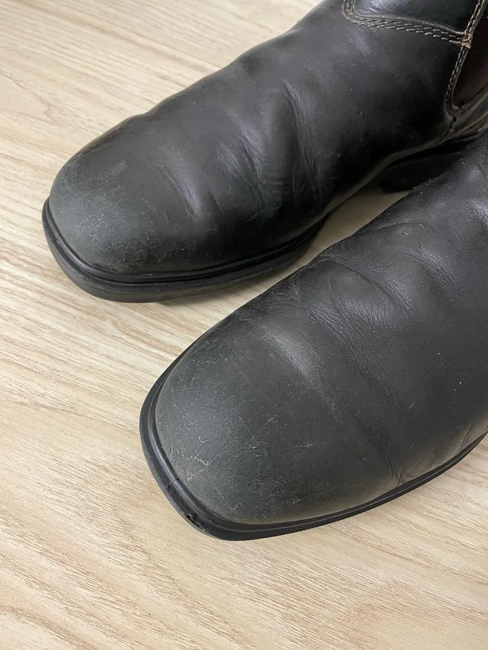 blundstone chisel toe leather chelsea boots sold by Good Market Thrift Store product image thumbnail 2