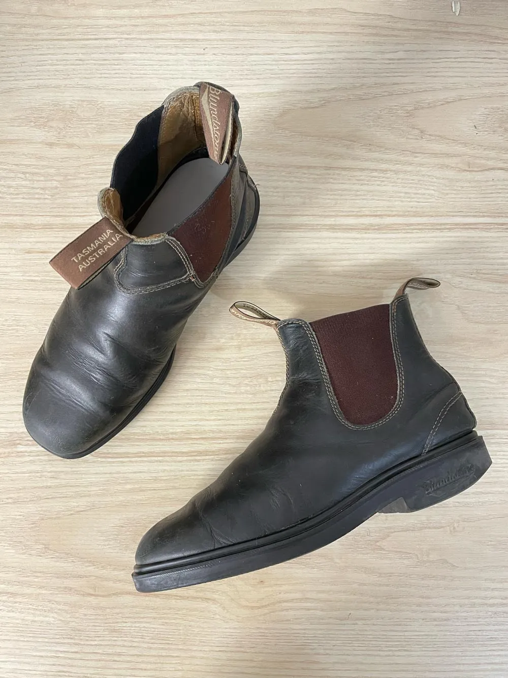 blundstone chisel toe leather chelsea boots sold by Good Market Thrift Store