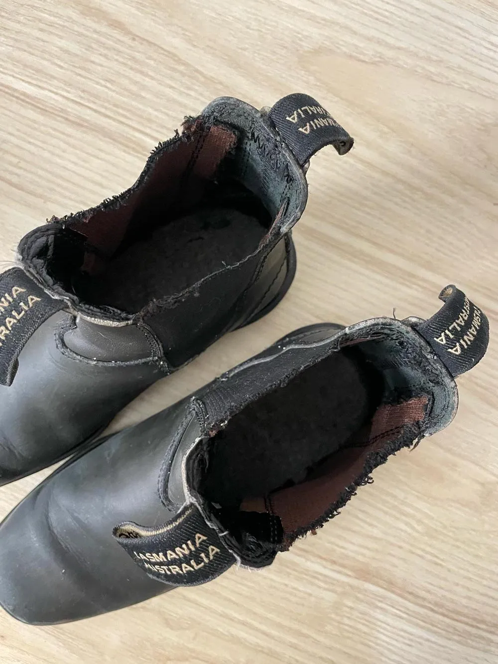 blundstone black chisel toe chelsea boots sold by Good Market Thrift Store product image thumbnail 2