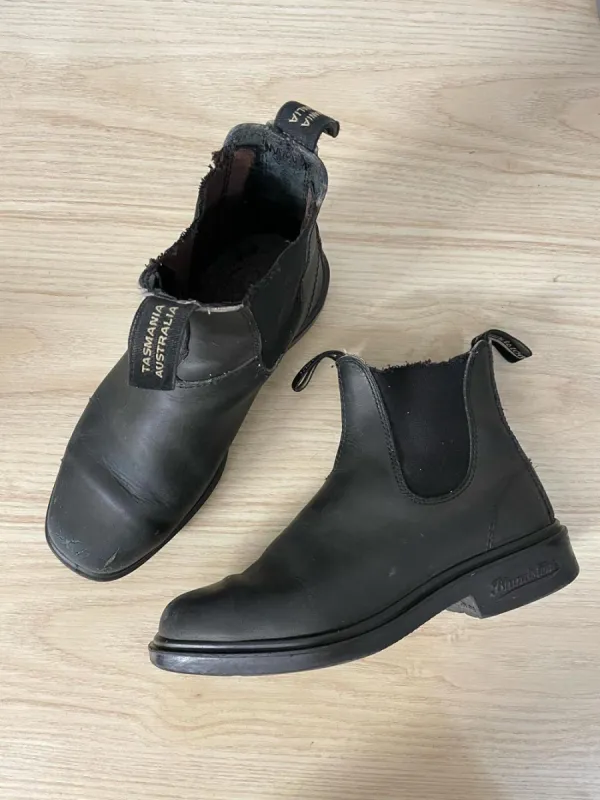 blundstone black chisel toe chelsea boots sold by Good Market Thrift Store