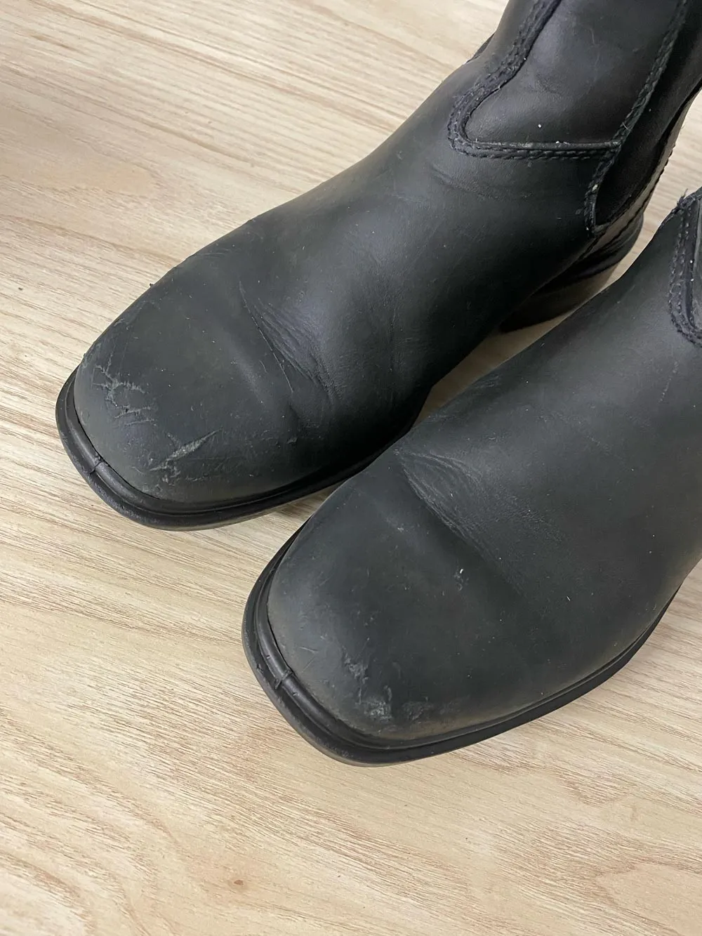 blundstone black chisel toe chelsea boots sold by Good Market Thrift Store product image thumbnail 3
