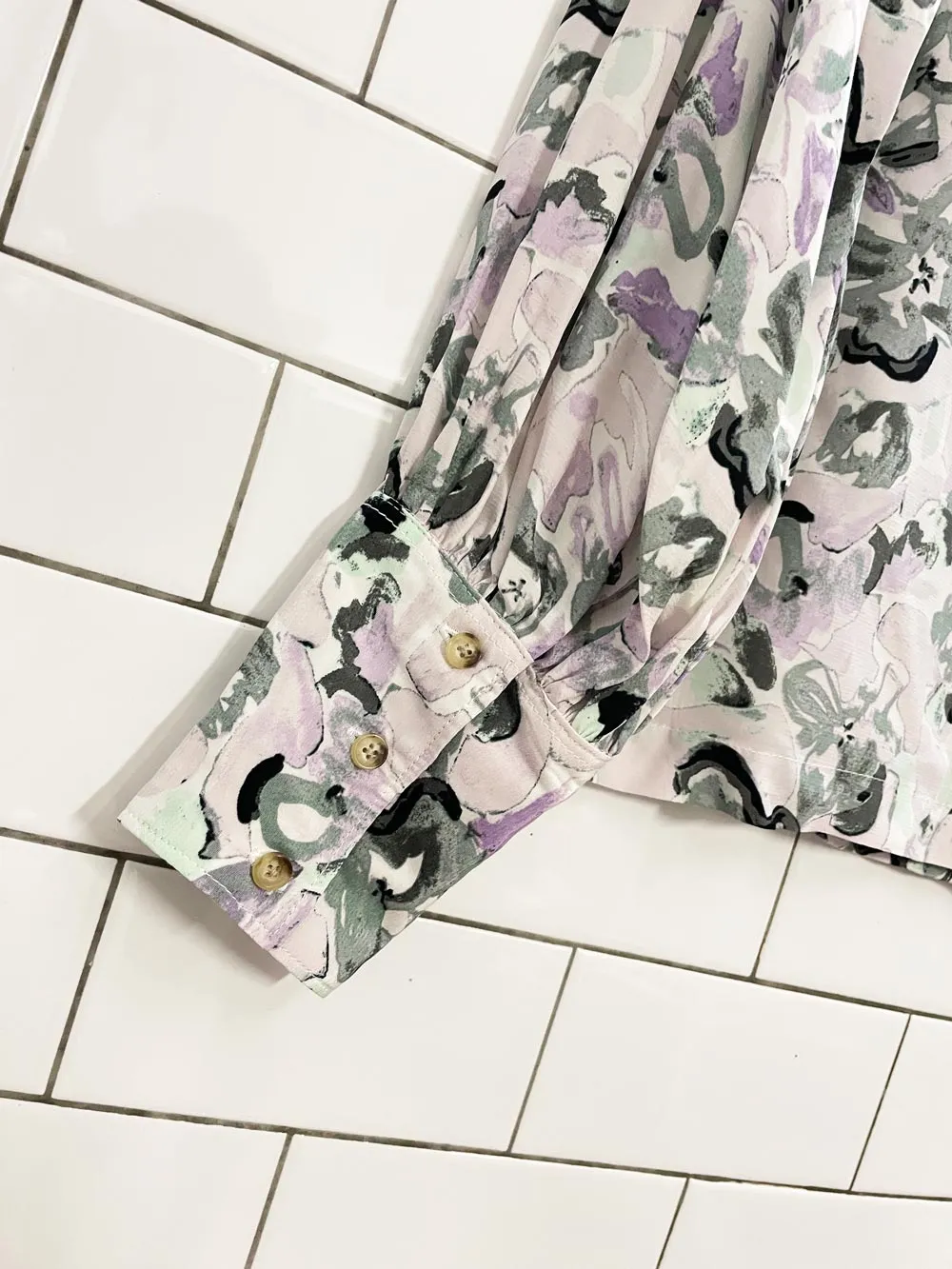 club monaco pastel floral blouse sold by Good Market Thrift Store product image thumbnail 4