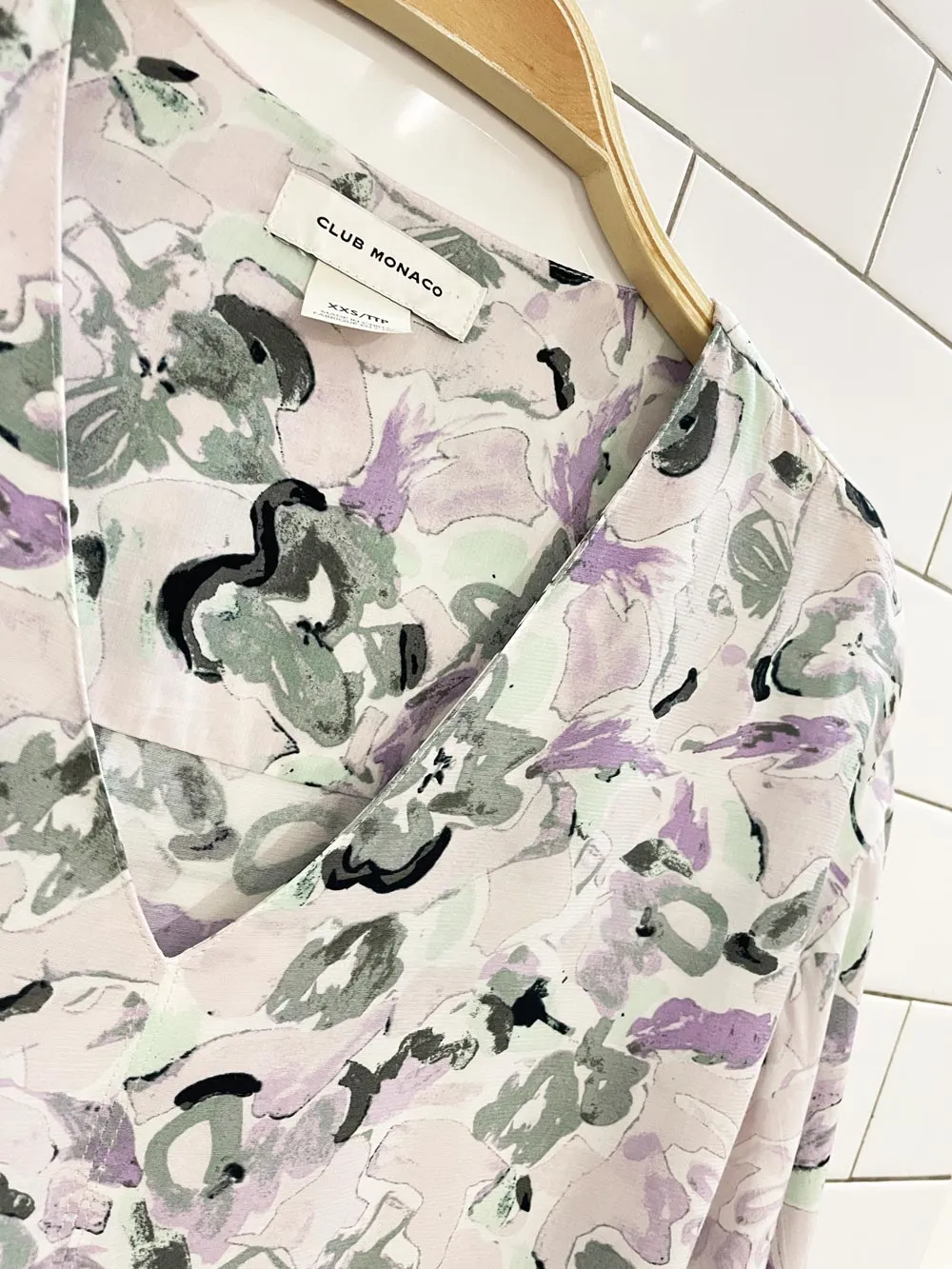 club monaco pastel floral blouse sold by Good Market Thrift Store product image thumbnail 3