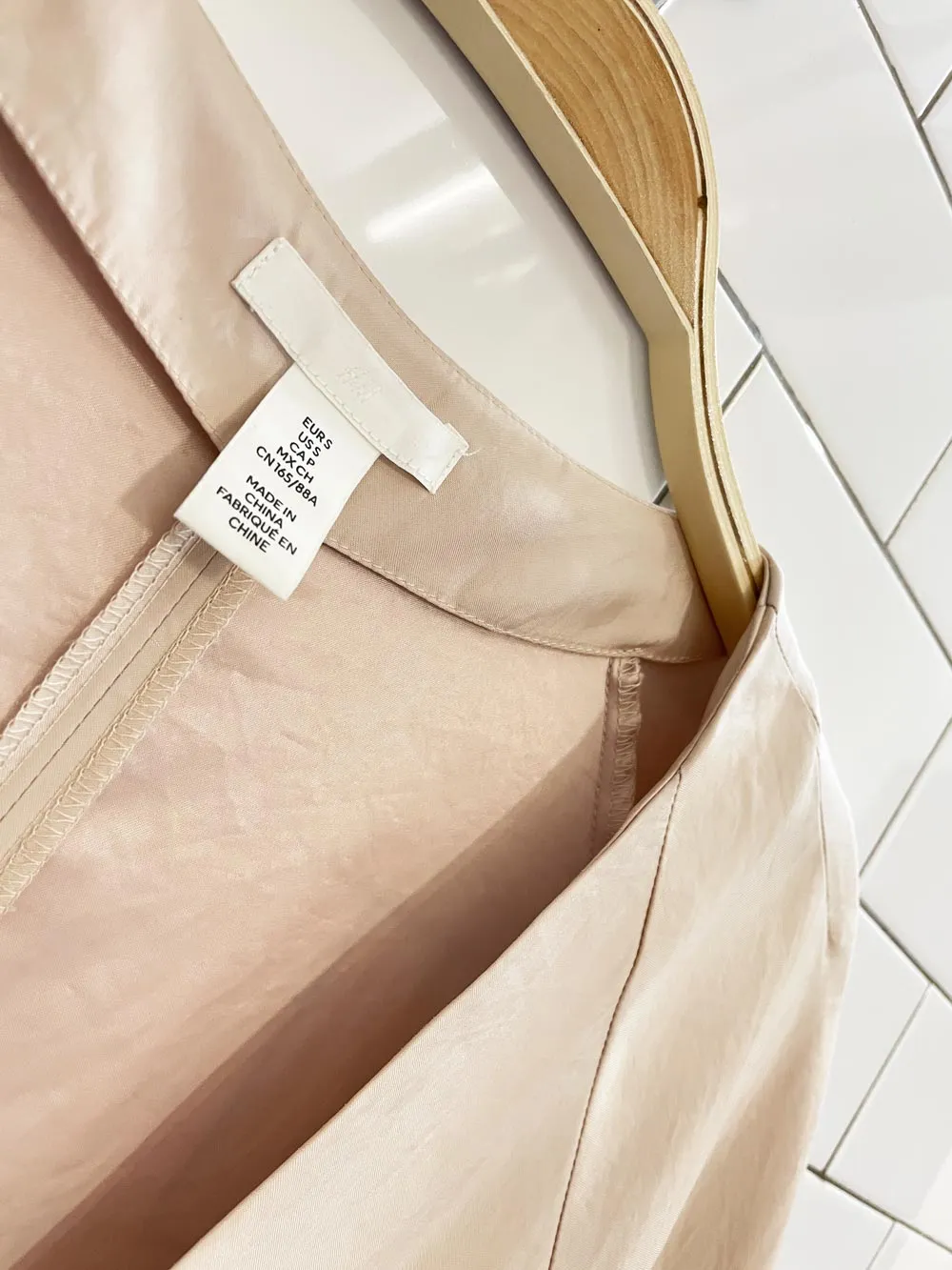 h&m 2025 champagne satin deep v balloon sleeve oversized blouse sold by Good Market Thrift Store product image thumbnail 3