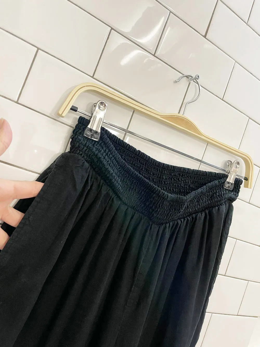 aerie linen-blend smocked waist wide leg pant sold by Good Market Thrift Store product image thumbnail 2