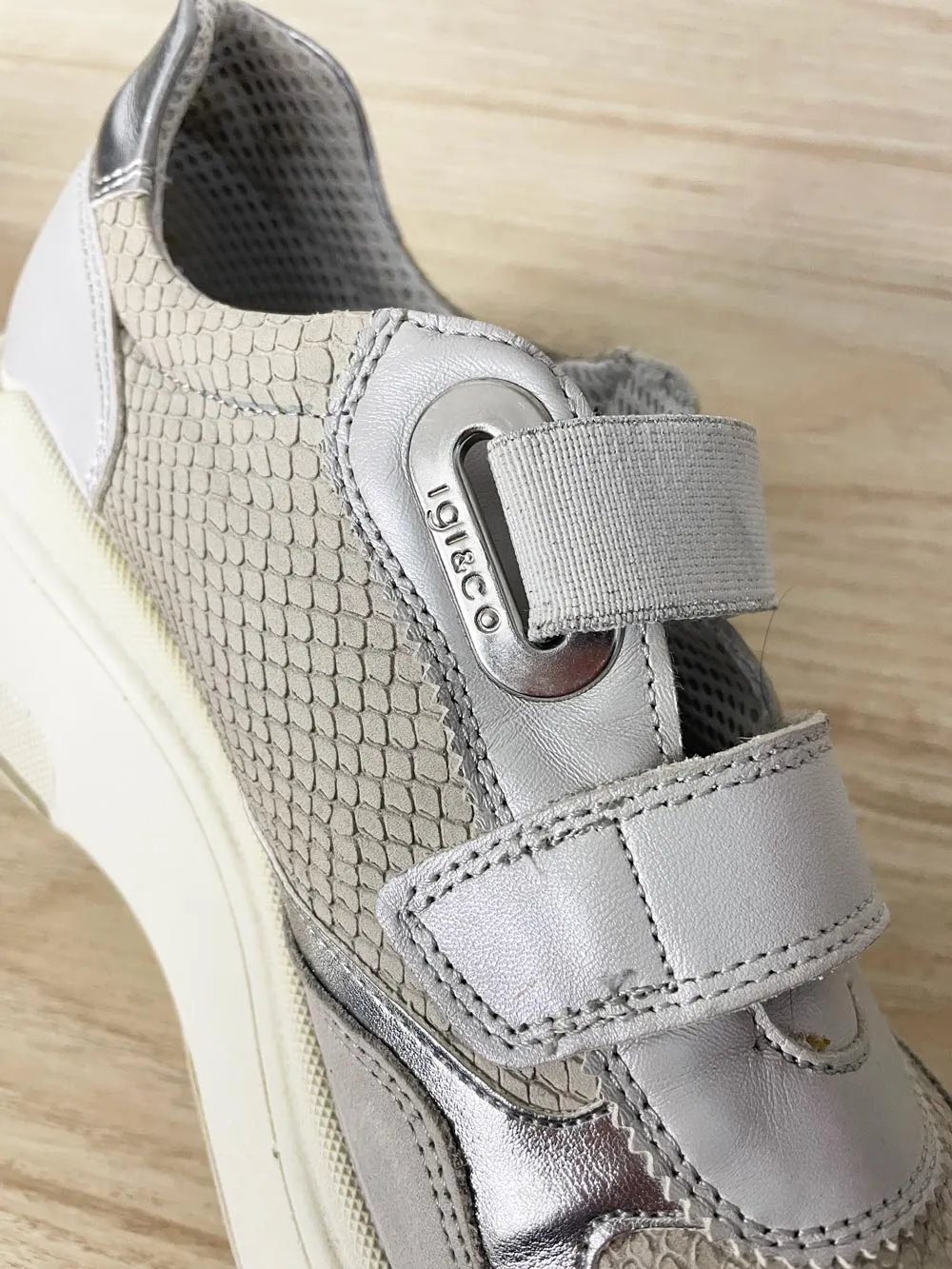 igi&co metallic leather velcro platform sneakers | made in Italy sold by Good Market Thrift Store product image thumbnail 3