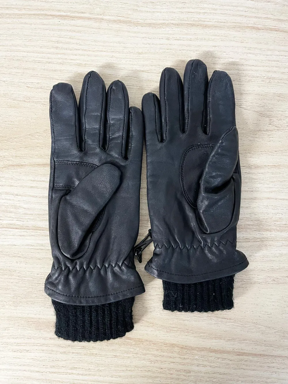 danier lambskin knit lined leather gloves sold by Good Market Thrift Store product image thumbnail 3