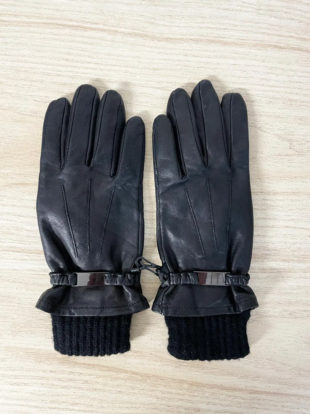 danier lambskin knit lined leather gloves sold by Good Market Thrift Store product image thumbnail 4