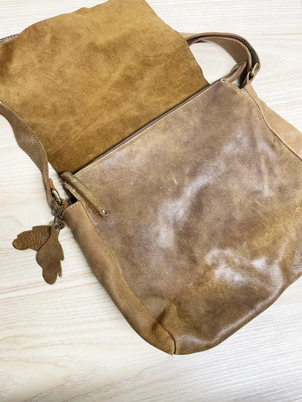 vintage roots tribe raiders leather messenger bag sold by Good Market Thrift Store product image thumbnail 4