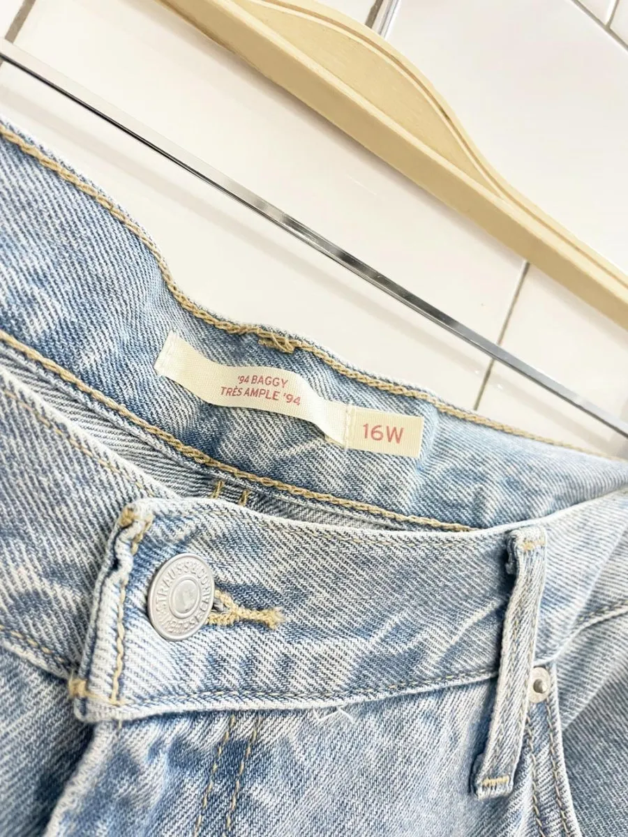 levi's 94 baggy ample jeans sold by Good Market Thrift Store product image thumbnail 2