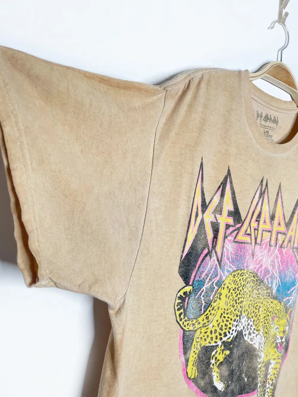 def leppard high n dry band tee | epic rights sold by Good Market Thrift Store product image thumbnail 5