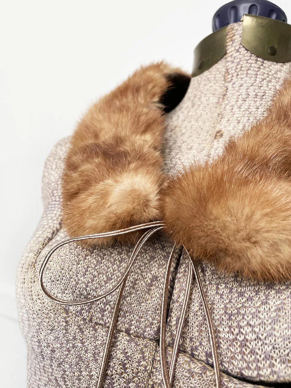 vintage mink fur small peter pan collar sold by Good Market Thrift Store product image thumbnail 2