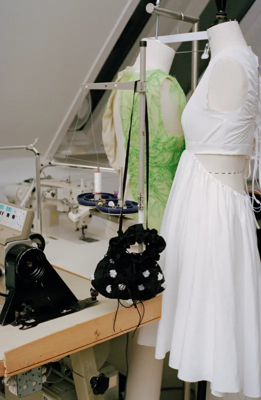 KIKU | BAG BEADED MARGUERITTE | BLACK/PEARL made by Cecilie Bahnsen