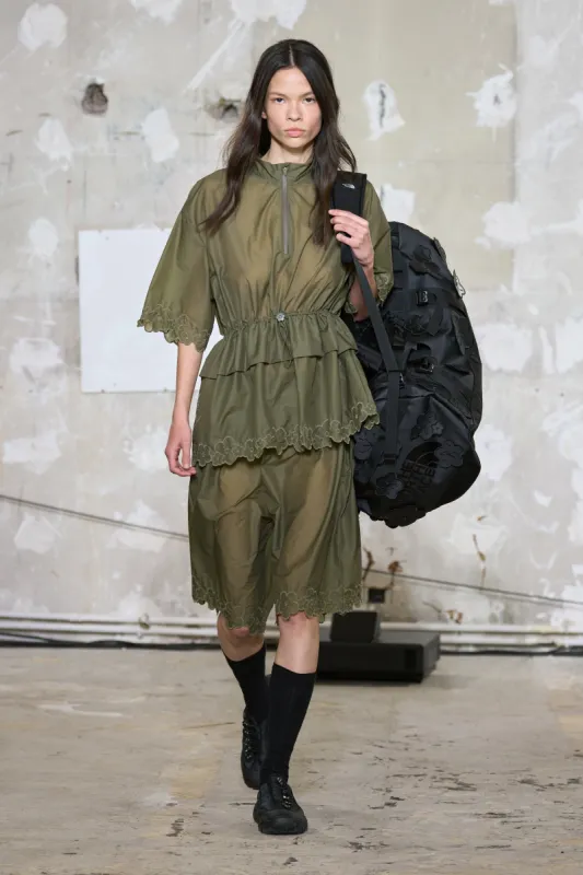 AVI | TOP EMBROIDERED RIPSTOP OLIVE made by Cecilie Bahnsen