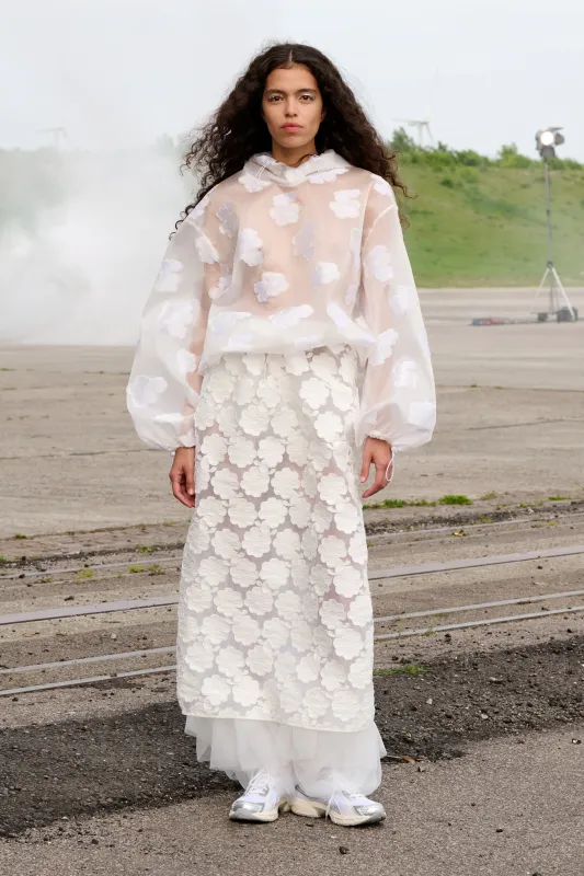 SHILA | HOODIE KUMO FIL-COUPE WHITE - LOOK 19 made by Cecilie Bahnsen