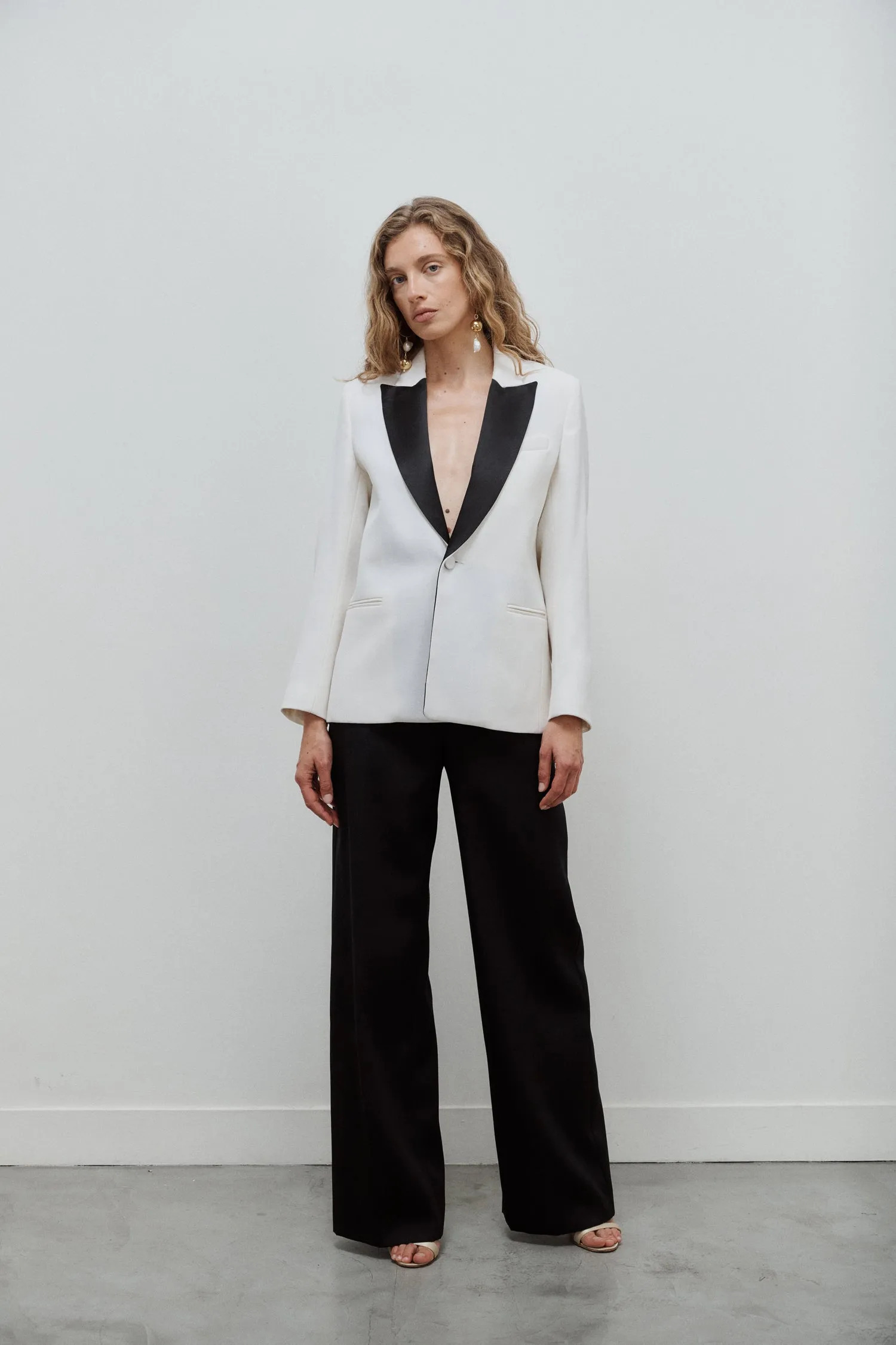 Veste Smoking Diana Gabardine Laine Blanc Cassé Col Satin Noir sold by Facettes Studio product image thumbnail 4