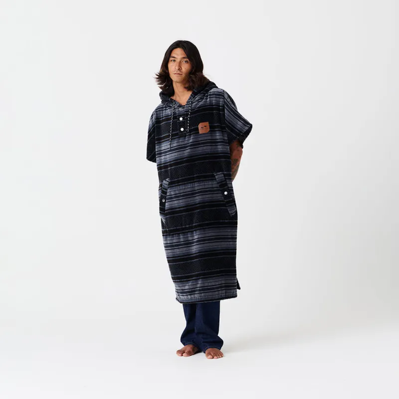 Oso Extra-Warm Poncho - Black made by SLOWTIDE