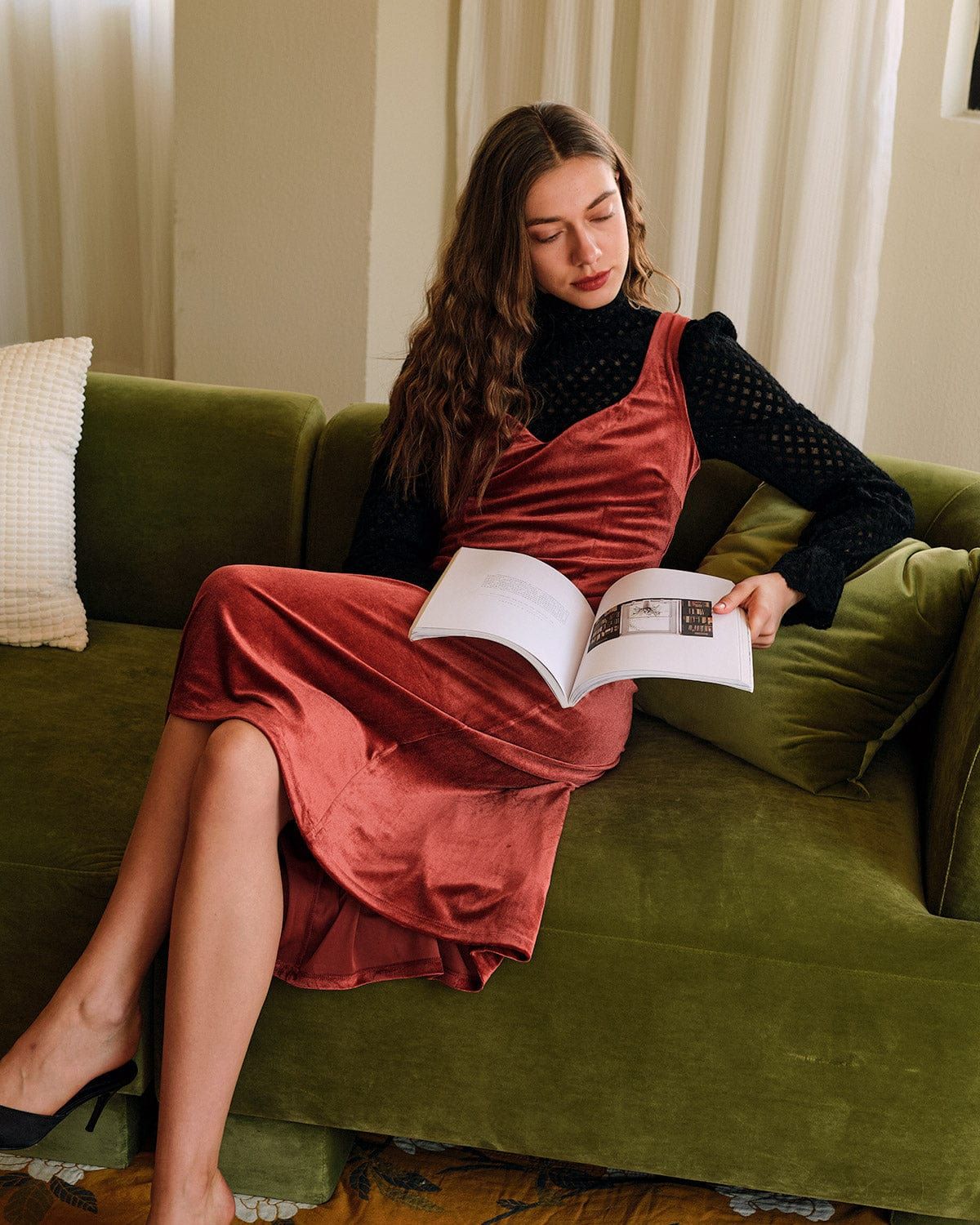 The Sweetheart Neck Velvet Midi Dress sold by rihoas product image thumbnail 3