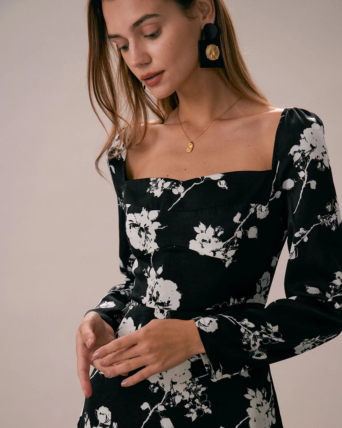 The Black Sweetheart Neck Floral Midi Dress sold by rihoas product image thumbnail 4