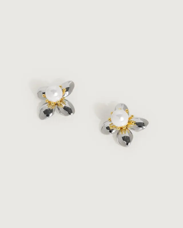 The Pearl Decor Flower Stud Earrings sold by rihoas