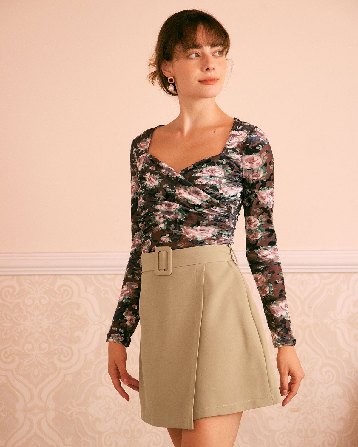 The Black Sweetheart Neck Floral Ruched Tee sold by rihoas product image thumbnail 2