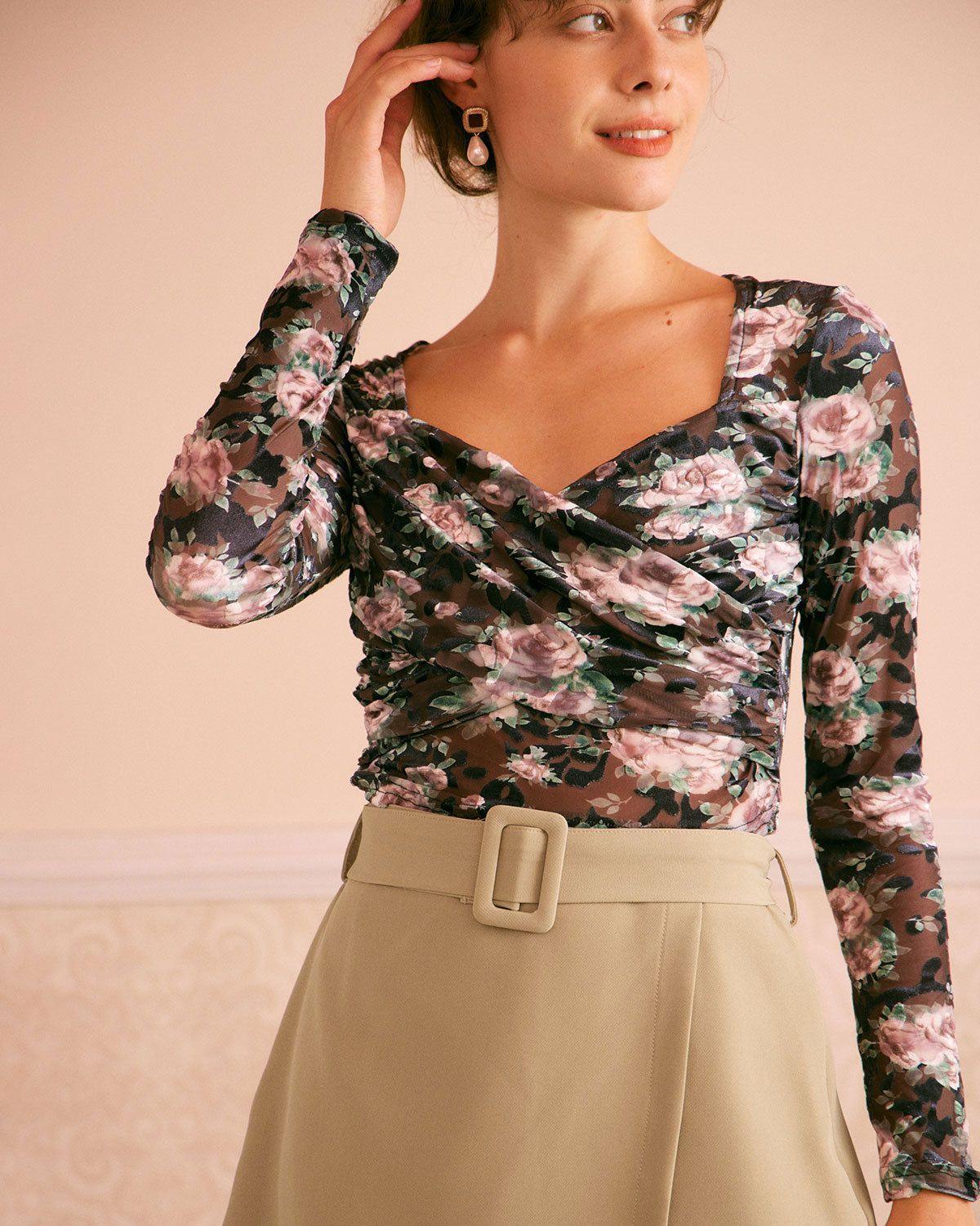 The Black Sweetheart Neck Floral Ruched Tee sold by rihoas product image thumbnail 4