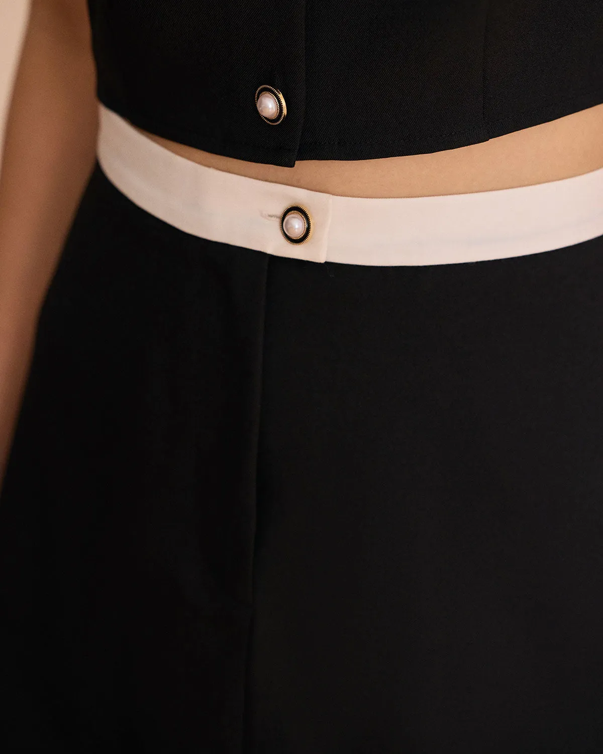 The Black High-waisted Colorblock Button Mini Skirt sold by rihoas product image thumbnail 2